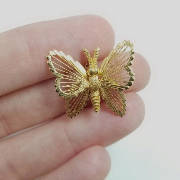 Vintage Little Gold Tone Butterfly Brooch, Wire Wings, Metal Lapel Pin, Estate - Picture 6 of 6